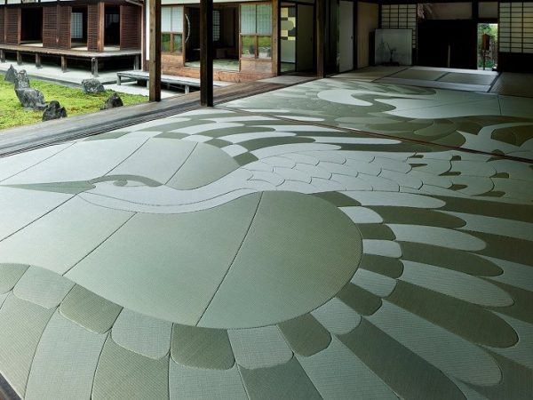 「鶴休飲水図」は、301枚の畳を組み合わせている。床が大きなキャンパスとなった見事なアート作品だ