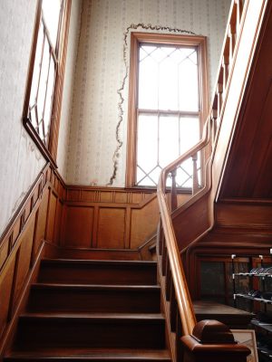 総ケヤキ造りの階段。100年経ってもミシミシいわない丈夫さ。ねじれた手すりも職人の手作り