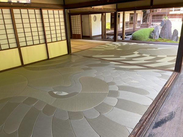 「鶴休飲水図」は、301枚の畳を組み合わせている。床が大きなキャンパスとなった見事なアート作品だ