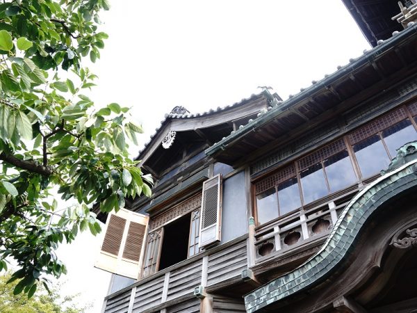 総ケヤキ造りの階段。100年経ってもミシミシいわない丈夫さ。ねじれた手すりも職人の手作り