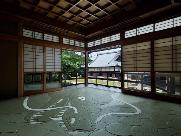 「鶴休飲水図」は、301枚の畳を組み合わせている。床が大きなキャンパスとなった見事なアート作品だ