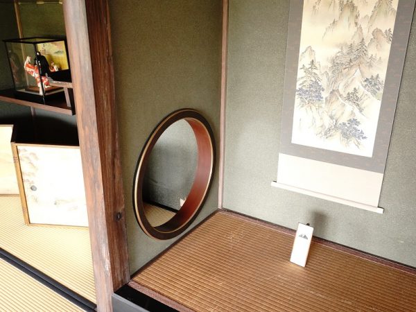 総ケヤキ造りの階段。100年経ってもミシミシいわない丈夫さ。ねじれた手すりも職人の手作り