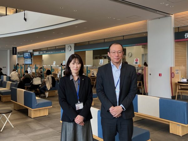 北見市市民環境部窓口課髙久課長と吉田係長