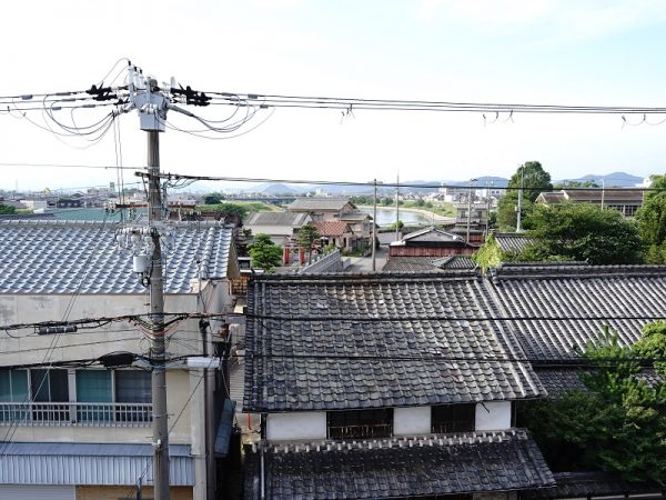 望楼北側の窓からの景色。木々が生い茂る夏が過ぎ、冬になると姫路城の天守が見えるそうだ