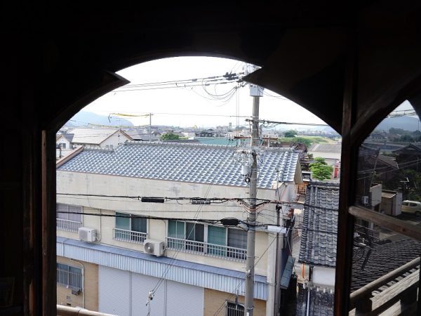 望楼北側の窓からの景色。木々が生い茂る夏が過ぎ、冬になると姫路城の天守が見えるそうだ