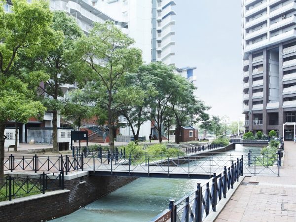 キャナルタウンの街並み。港町神戸らしく人工の水路が風情を醸し出す