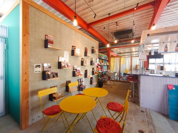 住居部分には居住性を考えて断熱を施した箱を建物に入れ子にする形にした。工事中の写真