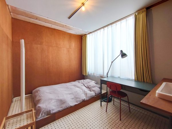 住居部分には居住性を考えて断熱を施した箱を建物に入れ子にする形にした。工事中の写真