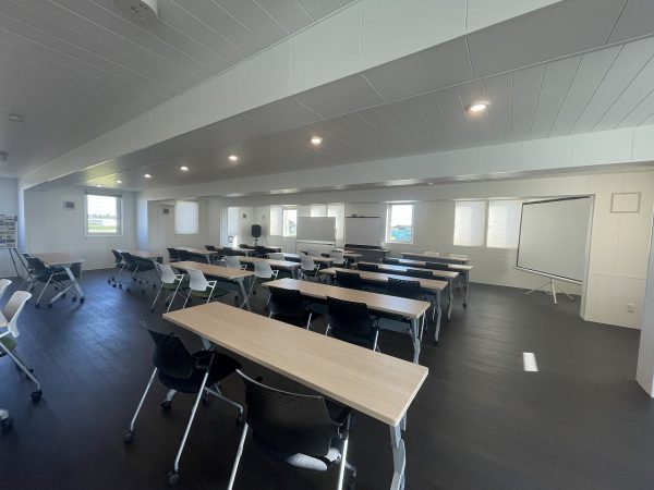 本館2階には、5ユニット分の広さの大きなセミナールームが設けられている。平常時は会議やセミナーなどで使用しているが、非常時には災害対策本部や受援施設の指示拠点となることが想定されている