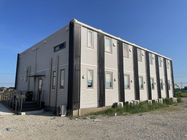 モバイル建築ユニットを7連結2層で組み合わせた同センターの本館。一条工務店のモバイル建築ユニットは、主に40フィートの海上コンテナの外寸と同じ大きさのため、トレーラーで運ぶことができる。もちろん高速道路も走行可能だ