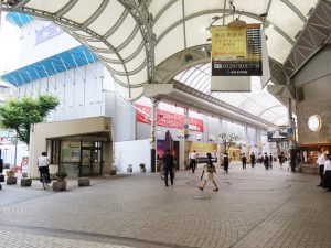 丸亀町と道を隔てた商店街のアーケード沿いで進んでいるマンション建設。この場所から100ｍと離れていない場所でも、もう１棟建設が行われていた