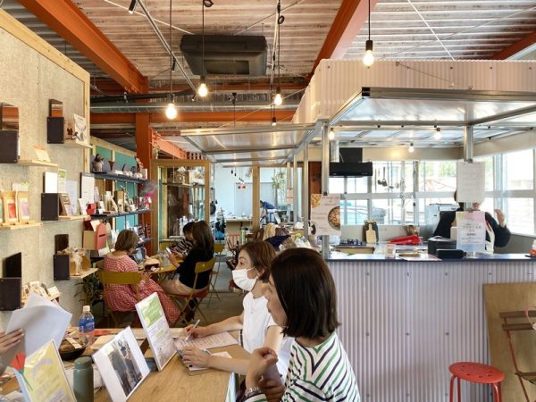 住居部分には居住性を考えて断熱を施した箱を建物に入れ子にする形にした。工事中の写真