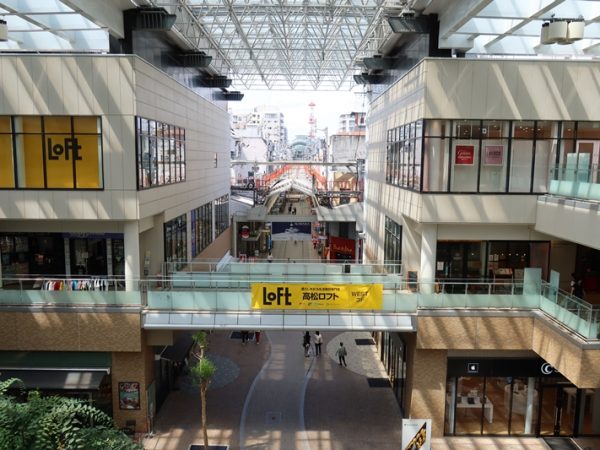 G街区からA街区方向を見たところ。建物間にかかる空中通路、ベンチ、植栽のある街路を造るための交渉にも時間がかかったそうだ