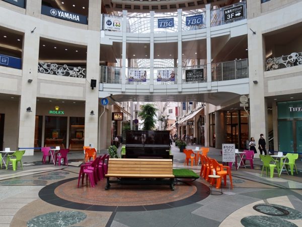 G街区からA街区方向を見たところ。建物間にかかる空中通路、ベンチ、植栽のある街路を造るための交渉にも時間がかかったそうだ