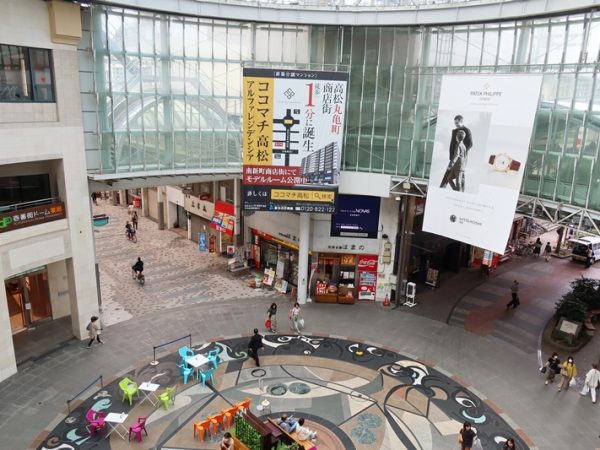 G街区からA街区方向を見たところ。建物間にかかる空中通路、ベンチ、植栽のある街路を造るための交渉にも時間がかかったそうだ