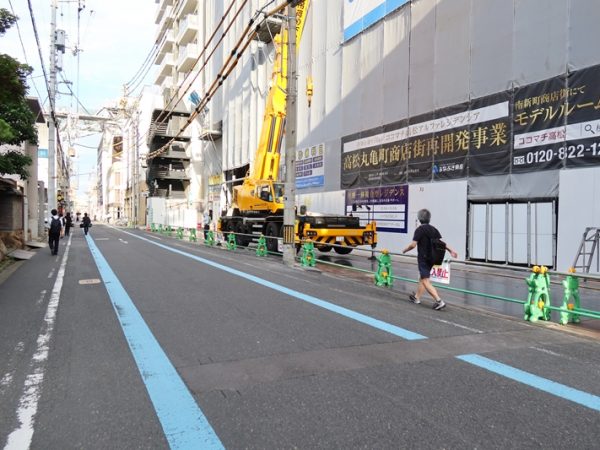 丸亀町と道を隔てた商店街のアーケード沿いで進んでいるマンション建設。この場所から100ｍと離れていない場所でも、もう１棟建設が行われていた