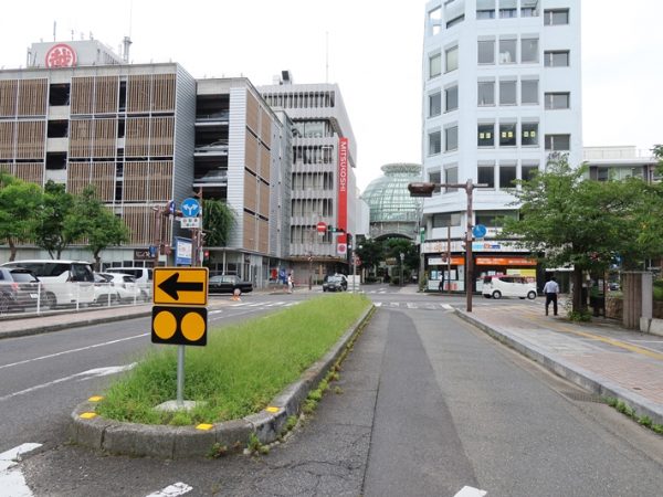 現在開発が進んでいる高松駅周辺と丸亀町周辺の位置関係。高松駅の海側の開発エリアはもともとは港。瀬戸大橋完成で連絡船が不要になり、埋め立てられてオフィスやホテルなどに変わった。高松城があったのは駅の右側、そこから丸亀町などにまちが続いていた（地方創生ホームページ内、都市再生緊急整備地域及び特定都市再生緊急整備地域一覧の地域のプロフィールより。2023年4月1日現在）