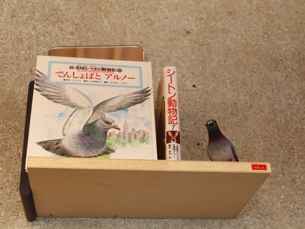 新幹線ホームから見た篠原口方面。低層の建物中心で、新幹線駅の駅前とは思えない風景が広がる