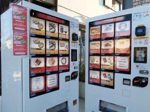 建物前に置かれた冷凍食品を売る自販機。シェアキッチンで作られたもの、横浜近郊の飲食店のものが販売されている