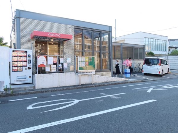 新幹線ホームから見た篠原口方面。低層の建物中心で、新幹線駅の駅前とは思えない風景が広がる