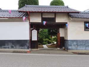 訪れてみると町の中心部には本陣をはじめ、いくつかの古い建物が残されており、歴史のある町。それだけに住宅も住み続けるものという意識もうなずける