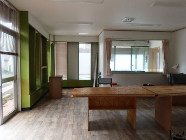 薬局内の元接客スペース。視認性が高く、中からも外が見える開放的な空間である