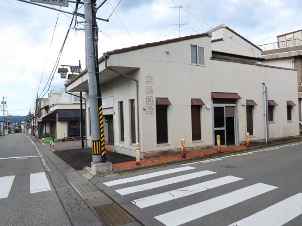 角地にあって視認性の高い立地。信号で止まると必ず目に入るという