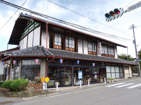 町かどオフィス内部。家具など大半のものは不用品をもらうなどして集めた