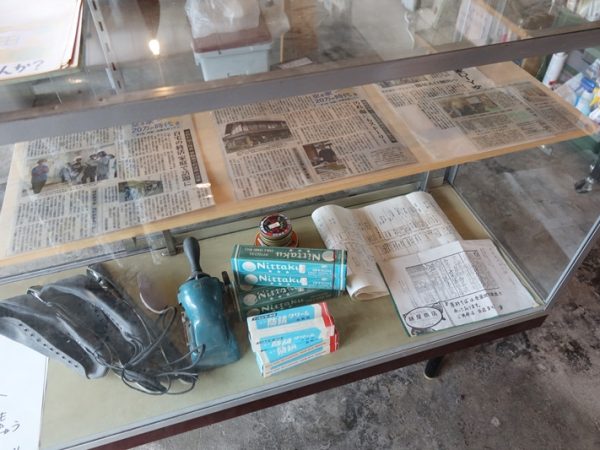 オフィスには取材された記事が置かれていた