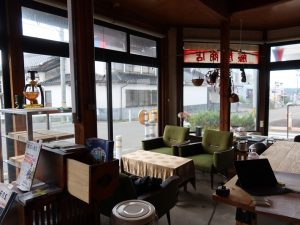 町かどオフィス内部。家具など大半のものは不用品をもらうなどして集めた