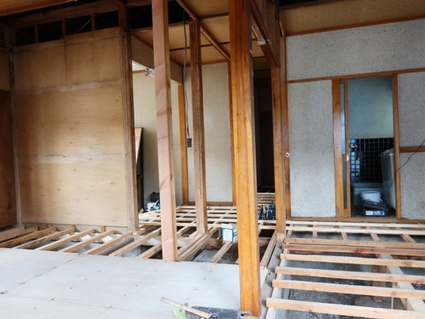 角地にあって視認性の高い立地。信号で止まると必ず目に入るという