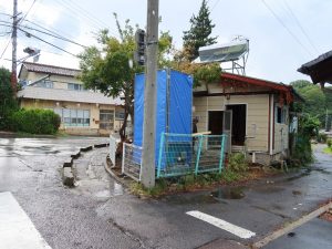 角地にあって視認性の高い立地。信号で止まると必ず目に入るという