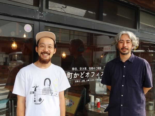 オフィスには取材された記事が置かれていた