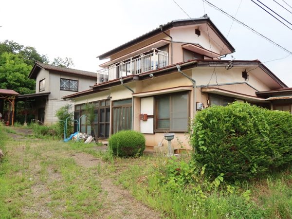 薬局内の元接客スペース。視認性が高く、中からも外が見える開放的な空間である