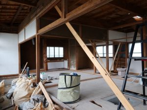 改修途中の永田さんの自宅となる建物。他の仕事が忙しく、なかなか進んでいない
