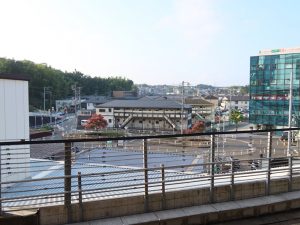 新幹線ホームから見た篠原口方面。低層の建物中心で、新幹線駅の駅前とは思えない風景が広がる