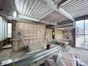 住居部分には居住性を考えて断熱を施した箱を建物に入れ子にする形にした。工事中の写真