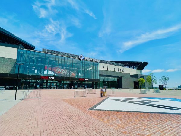 ▲JR快速エアポートで新千歳空港から20分、札幌へ17分と、空港～札幌都心のちょうど中間地点に位置する北海道北広島市。2023年3月に北海道ボールパークＦビレッジが開業し“観光客が通り過ぎるまち”から“観光に訪れるまち”へと進化。道外からの移住検討者の関心も高まっている