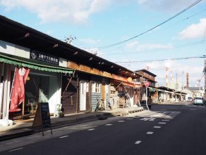 新潟県新潟市の沼垂地区で、シャッター通りとなっていた長屋式店舗をまるごと個人が買い取り、2015年に新たに商店街が生まれた。昭和レトロな雰囲気が話題になり、続々と店舗が開業し、多くの人を集めている。