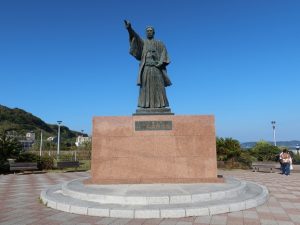 軍艦島近く、高島石炭資料館のある高島に立つ岩崎弥太郎の像（クレジットがないものはすべて2021年10月筆者撮影）