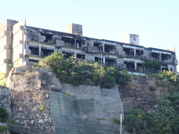 高台にあるのが3号棟。以前は屋上に手すりがあったが、今は吹き飛ばされてない。右側の柱状のものはベルトコンベアの支柱