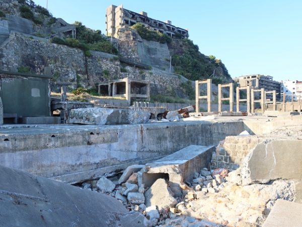 高台にあるのが3号棟。以前は屋上に手すりがあったが、今は吹き飛ばされてない。右側の柱状のものはベルトコンベアの支柱