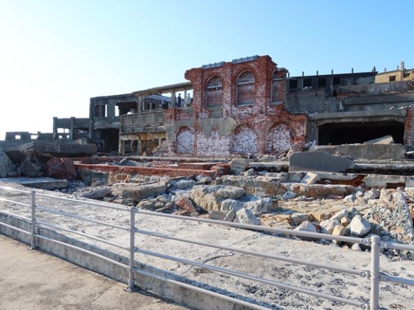 高台にあるのが3号棟。以前は屋上に手すりがあったが、今は吹き飛ばされてない。右側の柱状のものはベルトコンベアの支柱