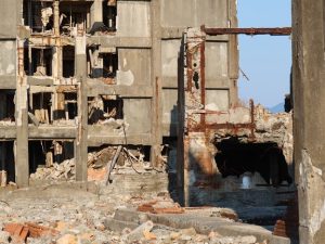 30号棟アップ。軍艦島ツアーの感想として見られる場所が限定されていることが不満だったという人がいるが、建物の状況を考えると限定されるのは当然