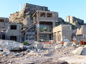 ほとんどが倒壊している鉱山施設のうち、辛うじて残っているのが第二竪坑に行くための桟橋への昇降階段部分。ここから労動者は地下炭鉱へ降りて行った