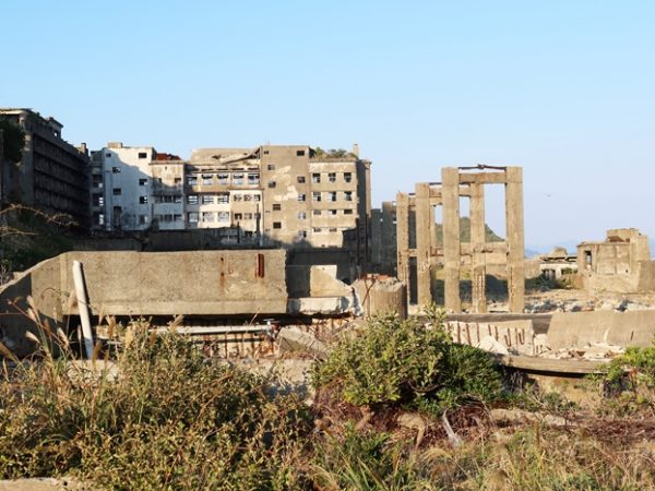 30号棟アップ。軍艦島ツアーの感想として見られる場所が限定されていることが不満だったという人がいるが、建物の状況を考えると限定されるのは当然