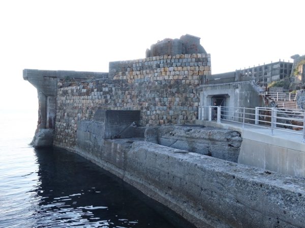 ほとんどが倒壊している鉱山施設のうち、辛うじて残っているのが第二竪坑に行くための桟橋への昇降階段部分。ここから労動者は地下炭鉱へ降りて行った