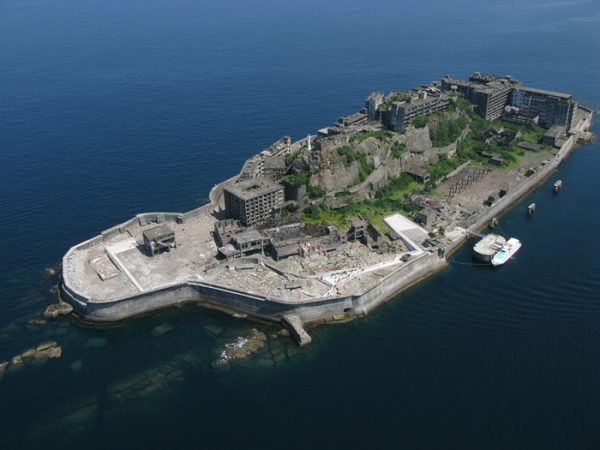 軍艦島近く、高島石炭資料館のある高島に立つ岩崎弥太郎の像（クレジットがないものはすべて2021年10月筆者撮影）