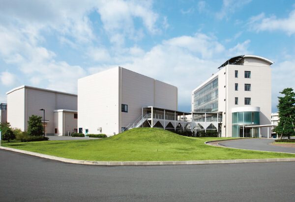 ヘーベルハウスの研究開発拠点の一つである静岡県富⼠地区には、58,222m2の広大な敷地に、耐火試験炉、水平振動台、人工気象研究室、耐候耐久試験室など、さまざまな技術開発研究を行う施設が整備されている。いつの時代も安心・安全な住まいを提供するため、住まいの価値をハード⾯からいっそう⾼める研究・開発が行われている（提供：旭化成ホームズ）