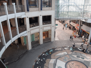 香川県高松市にある高松丸亀商店街は、郊外に転居した人を呼び戻しハッピーな老後を過ごせるまちを目指し、再開発のマンションに病院があるなど、「住」と「医」を両立させた異色の再生を行っている。